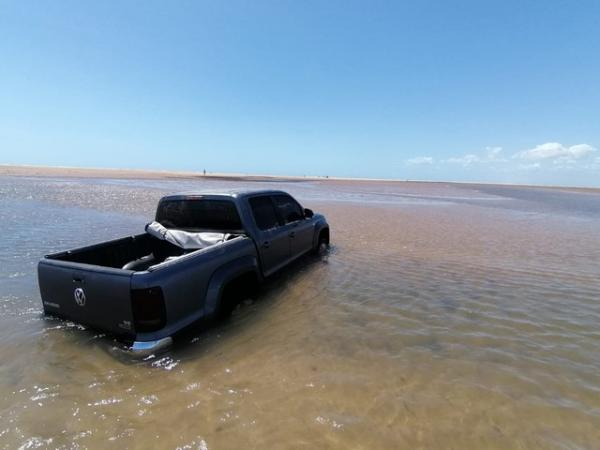 Carro foi encontrado sem rodas, partes do motor e até sem porta-objetos da cabine no mar do Piauí.(Imagem:Reprodução)