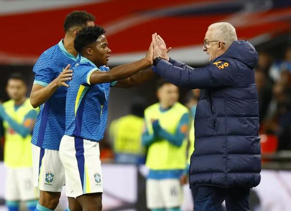 Dorival parabeniza Endrick após gols em Brasil x Inglaterra.(Imagem:Reuters/Peter Cziborra)