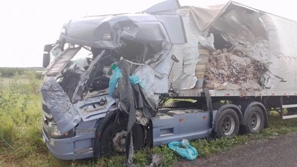 Colisão entre duas carretas deixa um morto na BR-316, em Alegrete do Piauí.(Imagem:Divulgação /Corpo de Bombeiros)