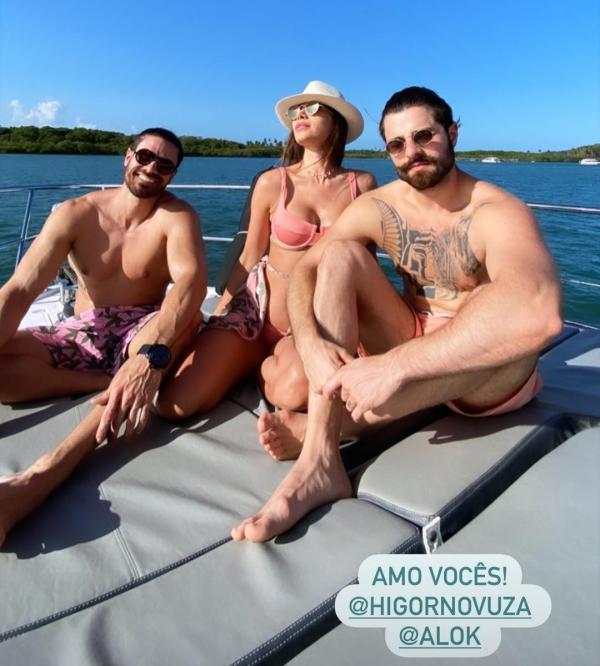 Romana entre o amigo Higor e o marido, Alok.(Imagem:Reprodução/Instagram)