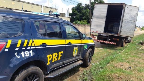 PRF apreende na BR-343 carga de leite transportada sem condições sanitárias(Imagem:Divulgação/PRF)