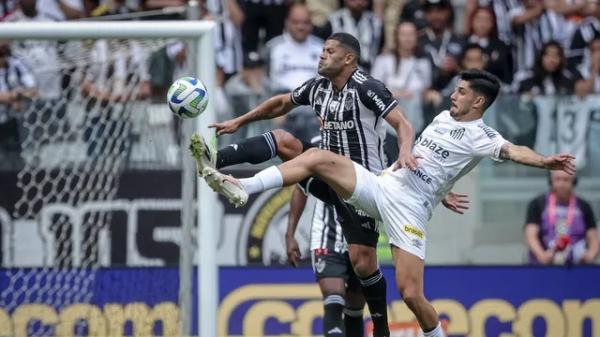 Hulk, do Atlético-MG, em disputa de bola contra o marcador do Santos.(Imagem:Pedro Souza)