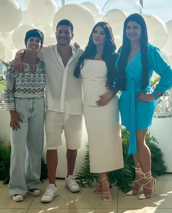 Jheny Santucci e Arthur Aguir com as mães em chá revelação.(Imagem:Reprodução/Instagram)