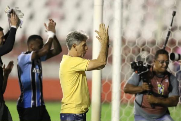 Renato Portaluppi comemora acesso do Grêmio.(Imagem:Marlon Costa / Pernambuco Press)