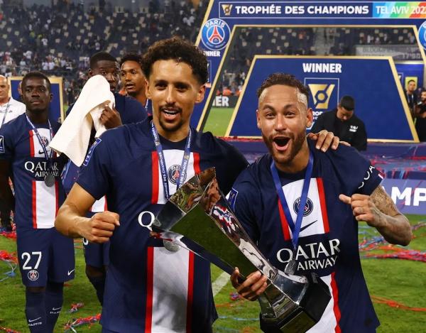 Neymar com o troféu da Supercopa da França conquistada pelo PSG sobre o Nantes.(Imagem:REUTERS/Ronen Zvulun)