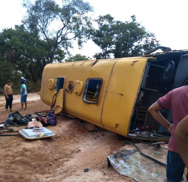 Adolescente morre após tombamento de ônibus escolar em José de Freitas.(Imagem:Divulgação)
