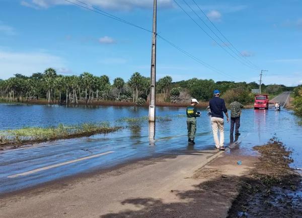  Trecho da BR-402 interditado após Lagoa do Portinho transbordar ainda corre risco de romper, diz Semar.(Imagem:Divulgação/Semar )