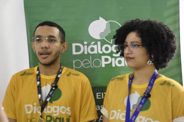 Isadora Lemos, facilitadora do Eixo Meio Ambiente, Alexandre Barros, apoio técnico. (Imagem:Francisco Gilásio)