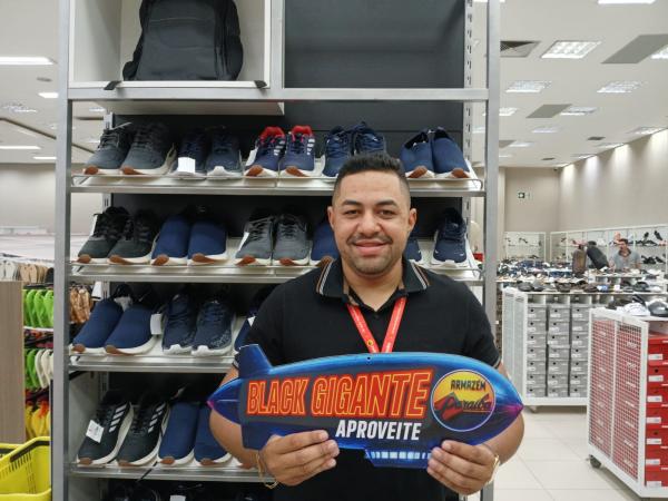Jhoney, chefe do setor de calçados.(Imagem:FlorianoNews)