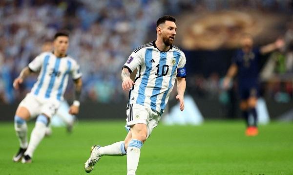 Árbitro rebate críticas sobre gol da Argentina na Copa.(Imagem:Reuters/Carl Recine/Direitos Reservados)