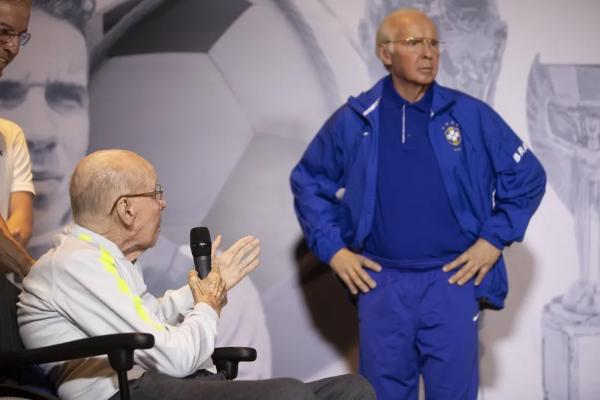 Zagallo e sua estátua, no Museu da Seleção.(Imagem:Lucas Figueiredo/CBF)