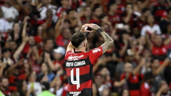 Léo Pereira comemora gol em Flamengo x Corinthians, pelo Brasileirão.(Imagem:André Durão / ge)