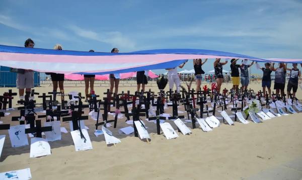 Manifesto realizado na praia de Copacabana lembra as v&iacute;timas da transfobia no Brasil(Imagem:Tomaz Silva/Ag&ecirc;ncia Brasil)