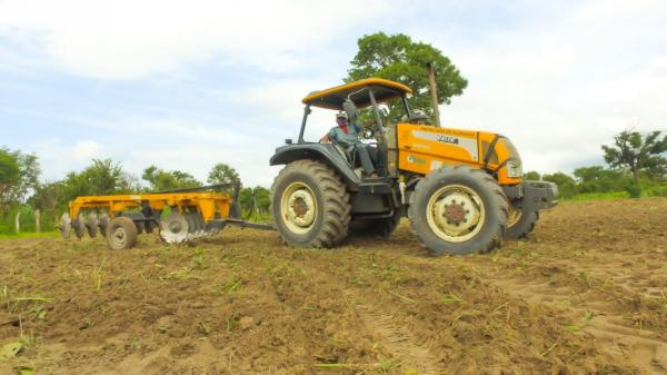 comunidades rurais de Floriano são beneficiadas com programa de aração de terras.(Imagem:Secom)