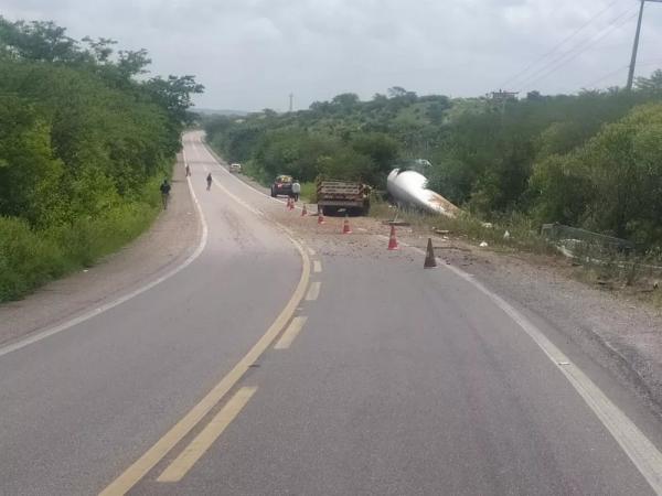 Condutor fica ferido após hélice de torre eólica tombar na BR-407, no Sul do Piauí.(Imagem:Divulgação/PRF)