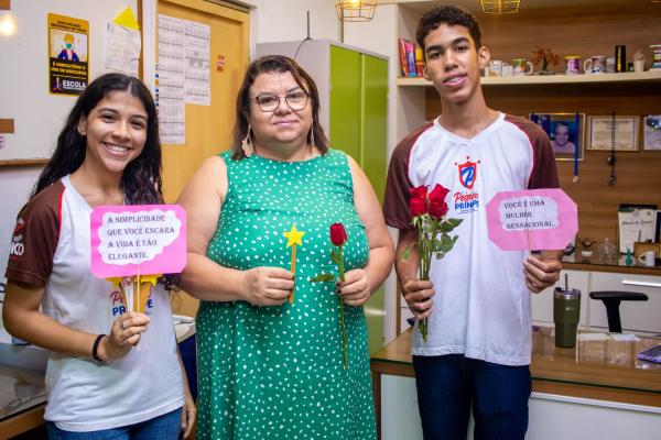 Alunos da Escola Pequeno Príncipe prestam homenagem às colaboradoras pelo Dia da Mulher(Imagem:Reprodução)