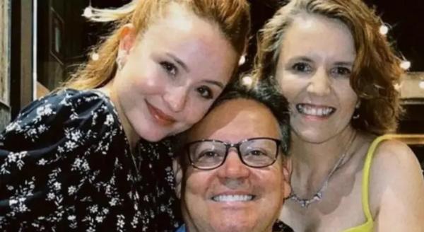 Larissa Manoela com os pais, Silvana e Gilberto, em foto de arquivo.(Imagem:Reprodução/Instagram)