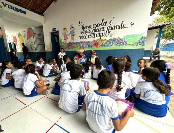 Cultura de Floriano leva Biblioteca Itinerante à Escola Municipal Dorinha Carvalho.(Imagem:Secom)