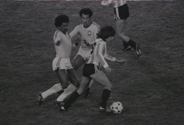  A Batalha de Rosário: na Copa de 1978, na Argentina, confronto terminou num 0 a 0 com dezenas de faltas e dois amarelos para cada lado.(Imagem:Eurico Dantas / O GLOBO)