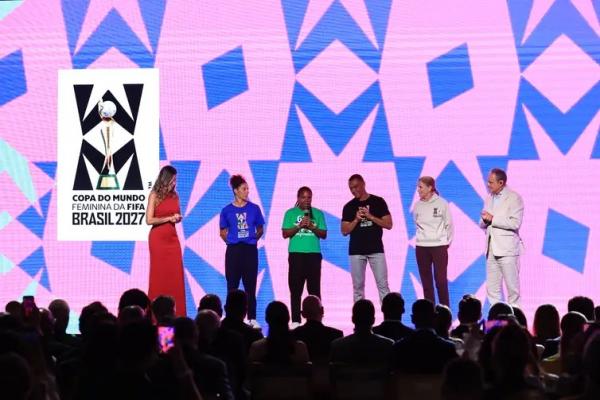 Cristiane, Fomiga e Cafu (centro da imagem) participaram do evento de lan&ccedil;amento da marca e identidade sonora da Copa do Mundo Feminina de futebol de 2027.(Imagem:Buda Mendes - FIFA/Direitos Reservados)