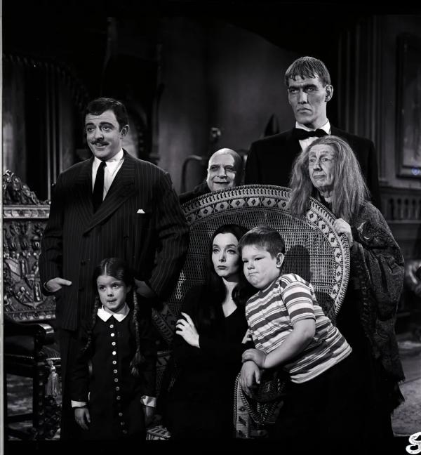  Lisa Loring (1958-2023) e John Astin com seus colegas de elenco em A Família Addams.(Imagem: Getty Images )