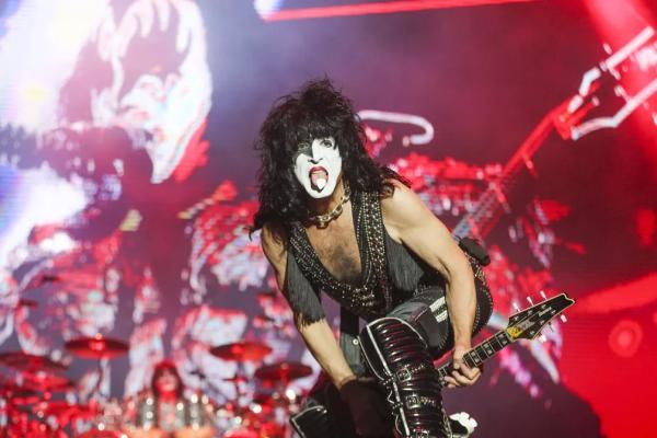 Como de costume, há os solos apoteóticos de Tommy Thayer (guitarra) e Eric Singer (bateria). E, claro, a voz, o baixo, a presença imponente e os cuspes de fogo e sangue de Gene Sim(Imagem:Reprodução)