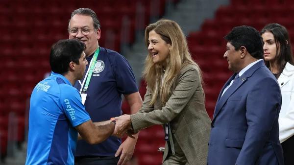 Leila Pereira cumprimenta Abel Ferreira após título da Supercopa.(Imagem:Cesar Greco/Palmeiras)