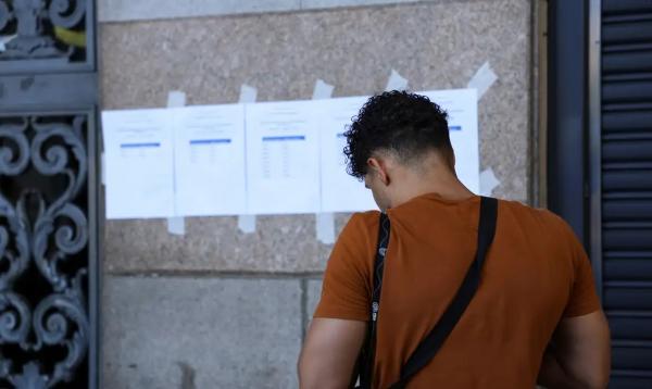 Candidatos chegam ao local de prova do Concurso Nacional Unificado (CNU), no centro do Rio de Janeiro.(Imagem:Tomaz Silva/Ag&ecirc;ncia Brasil)