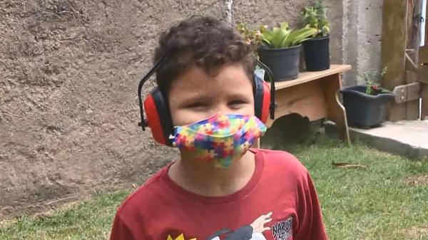 Por conta da hipersensibilidade auditiva, criança com Transtorno do Espectro Autista usa abafadores para amenizar barulhos incômodos.(Imagem:Reprodução/TV Gazeta)