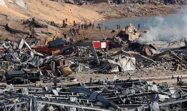 Equipes de resgate e agentes de segurança trabalham no local de uma explosão que atingiu o porto de Beirute, no Líbano, nesta quarta-feira (5).(Imagem:Hussein Malla/AP)