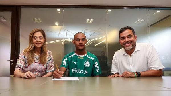 Eduardo Concei&ccedil;&atilde;o assina primeiro contrato profissional com o Palmeiras ao lado de Leila e Jo&atilde;o Paulo.(Imagem:Fabio Menotti/Palmeiras)