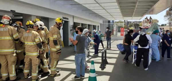 Bombeiros, parentes de pacientes e funcionários do Hospital Santa Luzia em frente ao prédio, durante incêndio.(Imagem:TV Globo/ Reprodução)