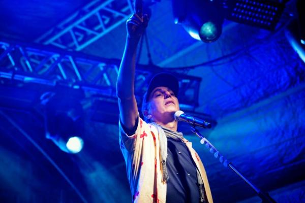 O cantor Zeca Baleiro encantou o público e deu o tom da energia que deve marcar todas as noites do evento.(Imagem:Anna Júlia Melo)