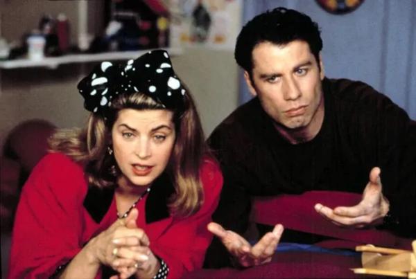Kirstie Alley e John Travolta em cena de Olha Quem Está Falando (1989)(Imagem:Divulgação)