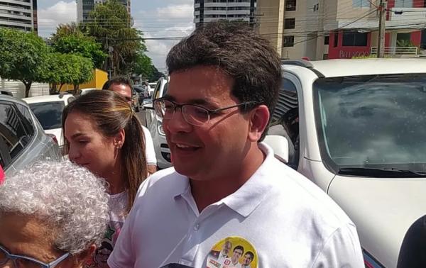 Candidato ao governo do Piauí Rafael Fonteles (PT) vota em escola da Zona Leste de Teresina.(Imagem:Ilanna Serena/g1)