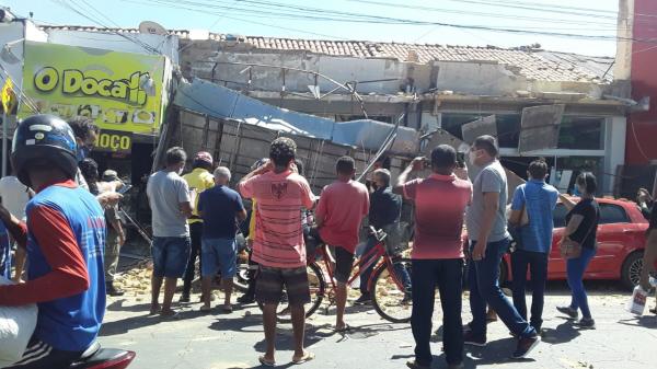 Teto de loja desaba no centro de Floriano.(Imagem:Divulgação)