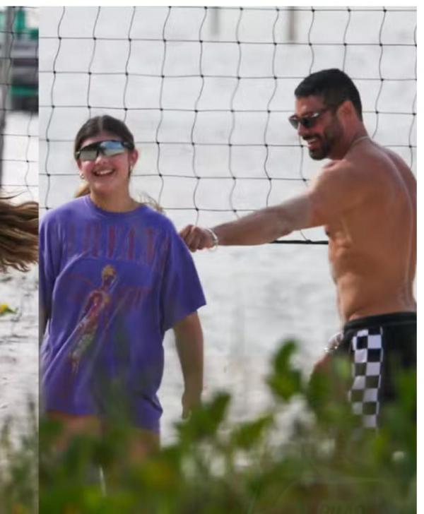 Em dia de praia, Cauã Reymond joga vôlei com Sofia, que impressiona pela semelhança com os pais(Imagem:Reprodução)