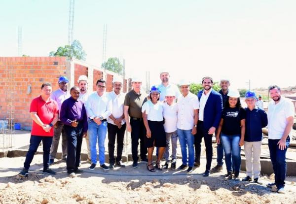 Prefeito Antônio Reis visita obra do CER IV em Floriano ao lado de autoridades estaduais e municipais.(Imagem:Reprodução/Instagram)