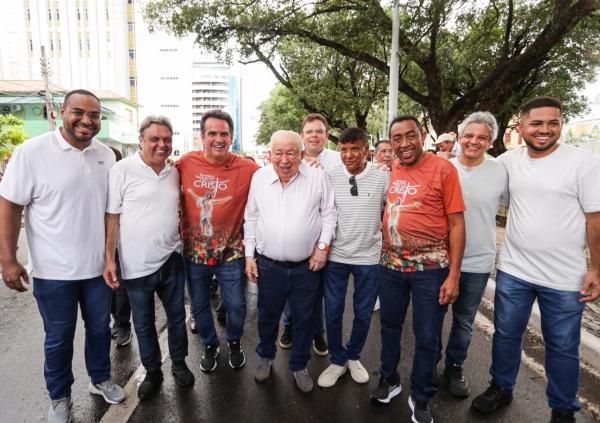 No Domingo de P&aacute;scoa, Joel e Ciro participam de prociss&atilde;o no meio da multid&atilde;o no Centro de Teresina.(Imagem:Ascom)