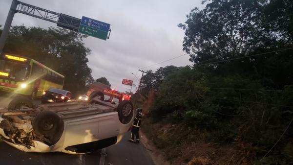 Motorista perde o controle da direção, bate em poste e capota carro na BR-343 em Teresina(Imagem:Reprodução)