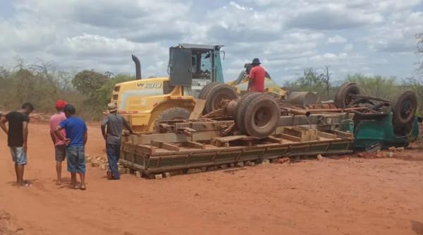 Homem morre soterrado após caminhão carregado de pedras tombar no Piauí(Imagem:Divulgação)