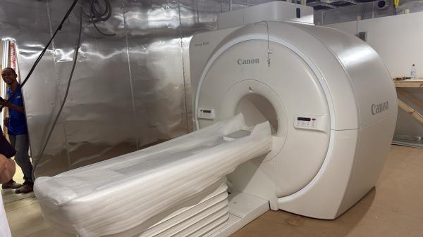 Prefeito agradece a Ciro Nogueira após entrega da primeira ressonância magnética fora da capital(Imagem:Ascom)