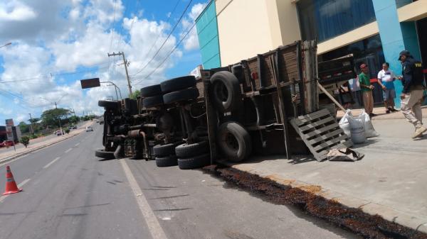 Caminhão carregado de cimento tomba em Floriano após perder o controle por falha nos freios(Imagem:FlorianoNews)