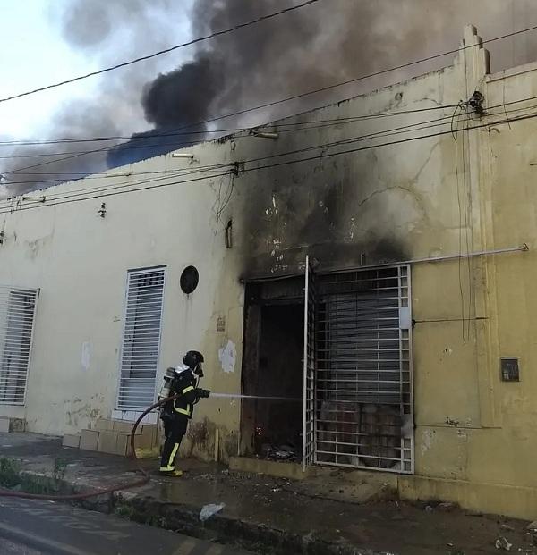 Bombeiro contendo chamas em loja que pega fogo no centro de Teresina.(Imagem:Samanta Araújo/ Rede Clube)