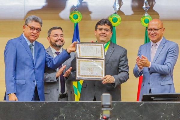 Governador recebeu a Medalha do Mérito Legislativo durante a inauguração da reforma do plenário do parlamento estadual.(Imagem:Divulgação)