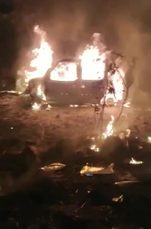 Um dos veículos sendo consumido pelas chamas(Imagem:Reprodução)