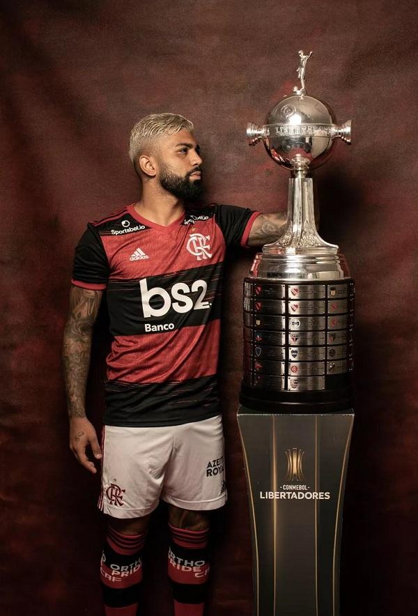 Gabigol com a Taça da Libertadore(Imagem: Libertadores/Divulgação )