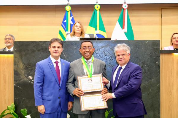 Joel Rodrigues, pr&eacute;-candidato a governador, recebe homenagem em sess&atilde;o especial na Assembleia Legislativa.(Imagem:Ascom)