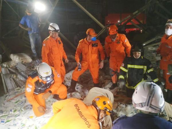 Bombeiros fazem buscas por vítimas de desabamento em supermercado de São Luís (MA).(Imagem:Divulgação/Redes sociais)