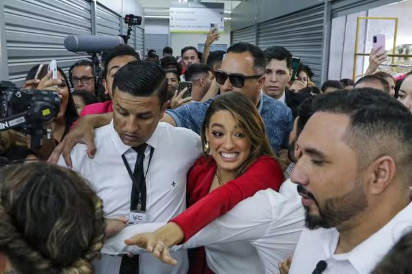 Bia é recebida por inúmeros fãs e comerciantes em sua visita ao Brás, centro comercial popular em São Paulo e faz a alegria dos fãs.(Imagem:Van Campos/Agnews)